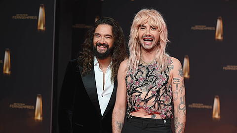 Bill Kaulitz' (r.) Homosexualität war privat nie ein großes Thema. Das betont auch Bruder Tom im Podcast "Hotel Matze".