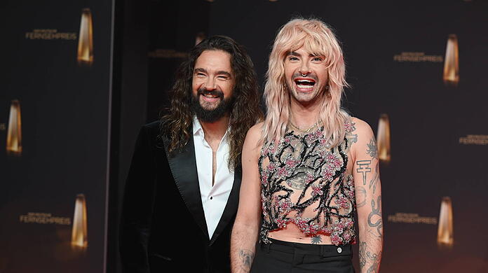 Bill Kaulitz' (r.) Homosexualität war privat nie ein großes Thema. Das betont auch Bruder Tom im Podcast "Hotel Matze".