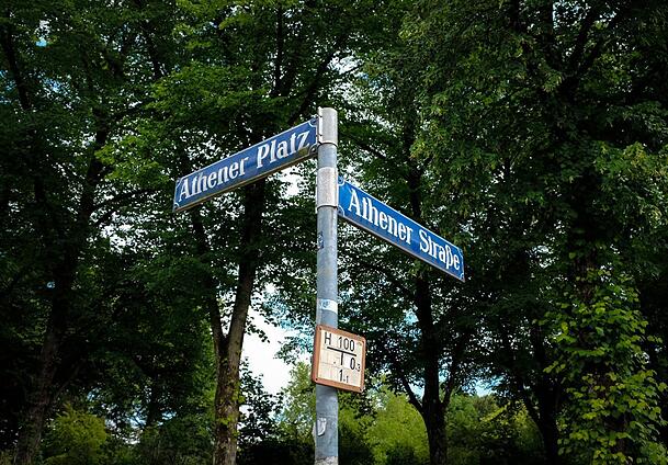 In Harlaching gibt es den Athener Platz und die gleichnamige Straße. Nur wenige Straßen entfernt liegt die Athosstraße. In Harlaching gibt es den Athener Platz und die gleichnamige Straße. Nur wenige Straßen entfernt liegt die Athosstraße.