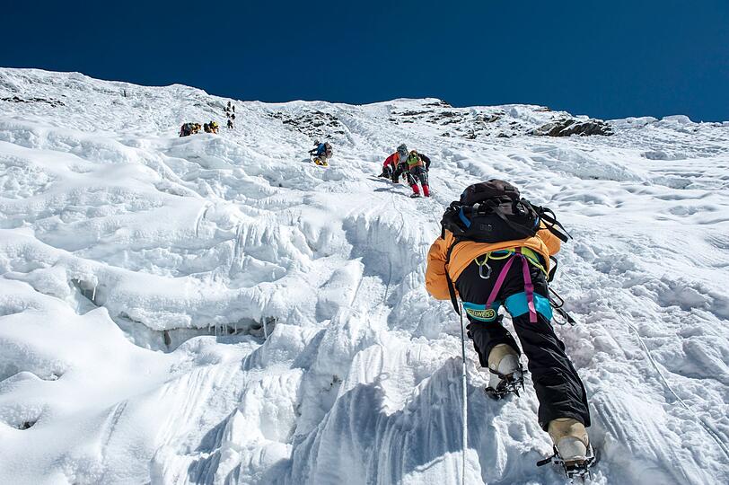 Die Besteigung des Mount Everest ist f&uuml;r viele ein Traum. Manchmal wird sie aber auch zum Alptraum, denn die Naturgewalten kennen am h&ouml;chsten Berg der Welt keine Gnade - und k&ouml;nnen auch mit dem saftigen Expeditionspreis nicht bes&auml;nftigt werden. H&ouml;henluft, Lawinen, Gletscherspalten und Eisesk&auml;lte bedeuten Risiko, Strapazen und leider auch immer wieder den Tod f&uuml;r Expeditionsteilnehmer.