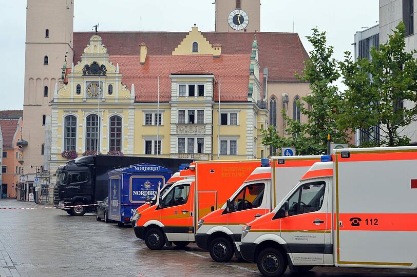 Geiselnahme in Ingolstadt. Das SEK ist vor Ort. Die Bilder vom Rathaus-Platz.