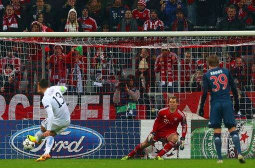 Manuel Neuer: Note 3. Bei den Gegentoren machtlos. Wehrte sich mit Fäusten gegen Milners Geschoss (15.), Köpfchen bei einem Ausflug (27.), Hechtsprung gegen Dzeko (51.).