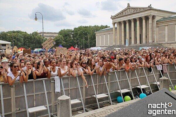 Etliche Musikbegeisterte tummelten sich am Samstag beim "Oben Ohne Open Air" auf dem Königsplatz.
