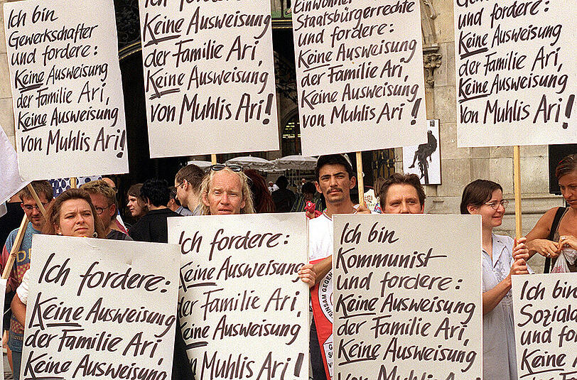 Mit Plakaten demonstrierten Gewerkschafter am 23.07.1998 gegen die Ausweisung des türkischen Mehrfachstraftäters Muhlis Ari ("Mehmet").