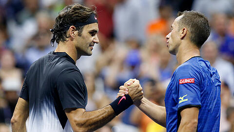 Handshake nach der Niederlage: An diesem Abend gab es gegen Roger Federer nichts zu holen für Philipp Kohlschreiber (r.).