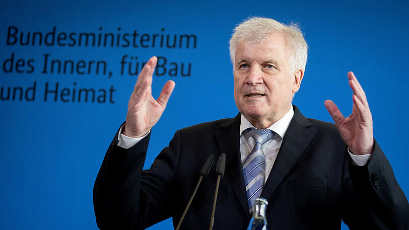 Bundesinnenminister Horst Seehofer räumt Fehler beim Bamf ein. Deshalb soll ein zu Unrecht abgeschobener Asylbewerber nun nach Deutschland zurückgeholt werden.
