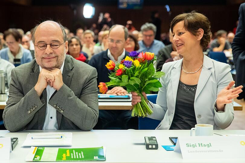 Vielen Dank für die Blumen, vielen Dank, wie lieb von Dir: Grünen-Landesvorsitzende Sigi Hagl beglückwünscht Eike Hallitzky beim Landesparteitag zu seiner Wiederwahl als zweiter Landesvorsitzender.