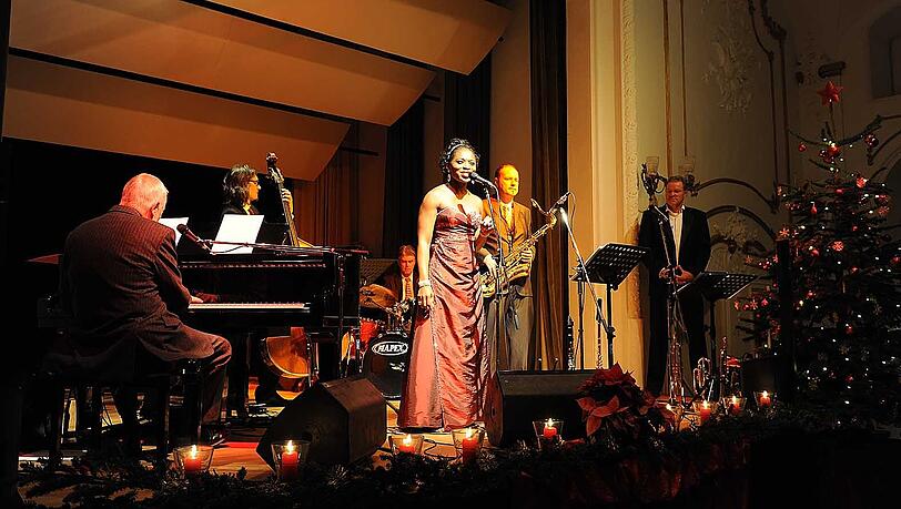 Titilayo Adedokun ist am Sonntag, 15. Dezember, mit "The Wine and Roses Christmas Society" im Schloss Freiham zu sehen. Titilayo Adedokun ist am Sonntag, 15. Dezember, mit "The Wine and Roses Christmas Society" im Schloss Freiham zu sehen.