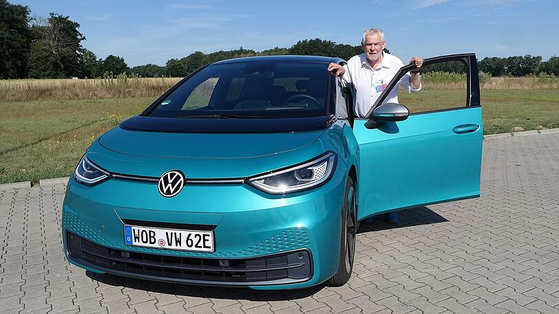 Testfahrt mit überwiegend positiven Eindrücken: Autor Rudolf Huber am neuen Volks-Stromer.