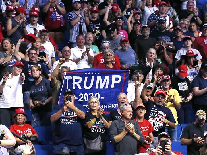 Anhänger von Präsident Donald Trump machen Stimmung.