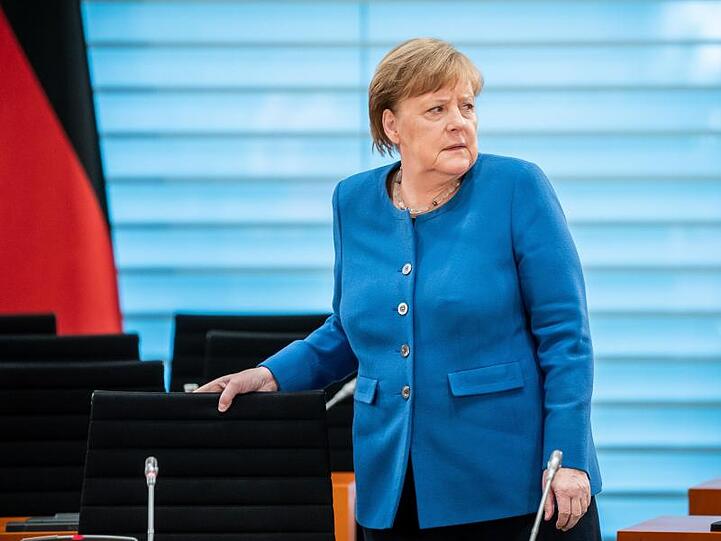 Bundeskanzlerin Angela Merkel richtet sich in einer Fernsehansprache direkt an die Bevölkerung.