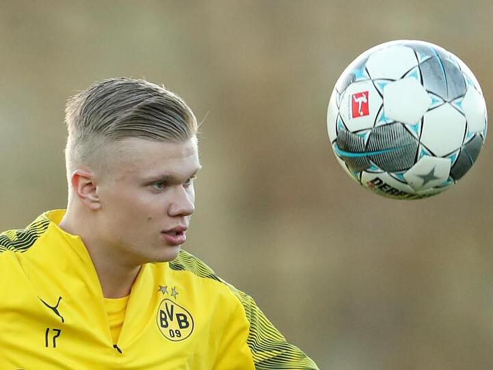 Der Dortmunder Neuzugang Erling Haaland wärmt sich mit dem Ball auf. Foto: Friso Gentsch/dpa/Archivbild