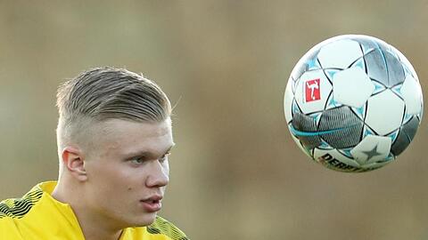 Der Dortmunder Neuzugang Erling Haaland wärmt sich mit dem Ball auf. Foto: Friso Gentsch/dpa/Archivbild