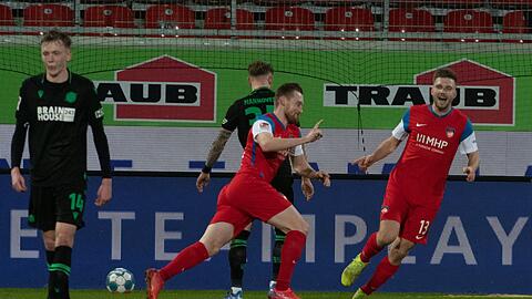 Heidenheims Tobias Mohr (M) jubelt zusammen mit Robert Leipertz (r) nach seinem Treffer zum 3:1.
