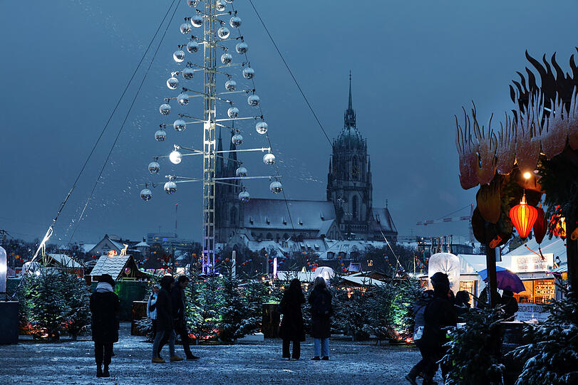 Ein Christbaum aus Disco-Kugeln vor der mächtigen Paulskirche.