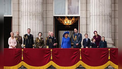 Die Royal Family beobachtet den Flypast zum VE Day vom Balkon des Buckingham-Palasts.