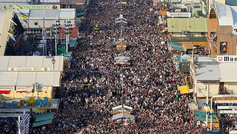 Weder vor noch zurück: Zeitweise war die Wiesn komplett dicht (Archivbild).