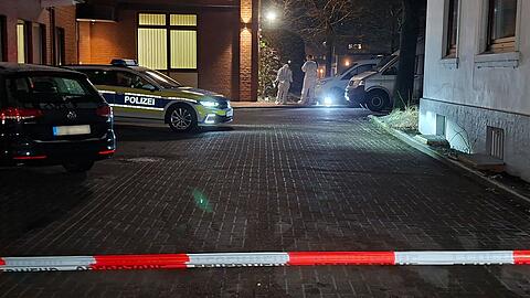 Ermittler suchen nach einem Bankeinbruch nach Spuren.