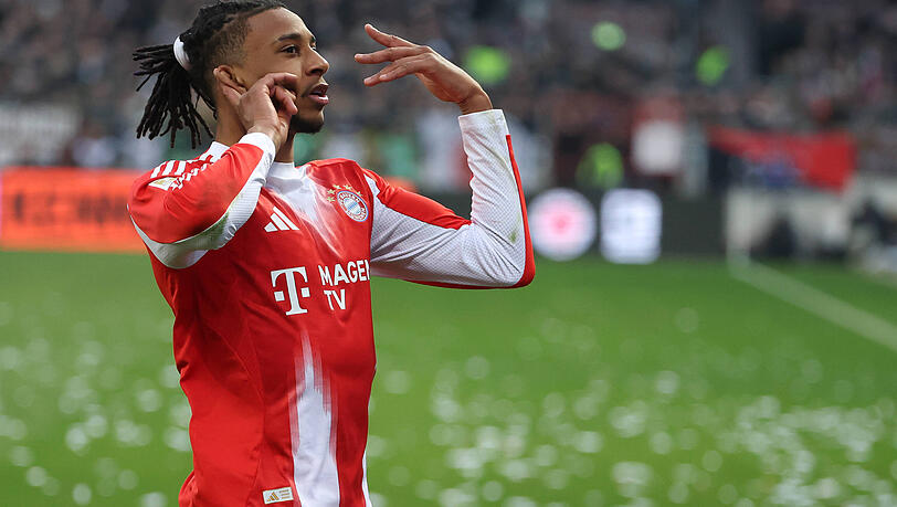 Bayerns Fl&uuml;gelspieler Michael Olise h&auml;lt sich nach seinem Treffer provokant die H&auml;nde an die Ohren &ndash; sein Jubel vor der Gegengerade bringt die St.-Pauli-Fans am Millerntor vollends auf die Palme.