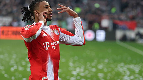 Bayerns Fl&uuml;gelspieler Michael Olise h&auml;lt sich nach seinem Treffer provokant die H&auml;nde an die Ohren &ndash; sein Jubel vor der Gegengerade bringt die St.-Pauli-Fans am Millerntor vollends auf die Palme.