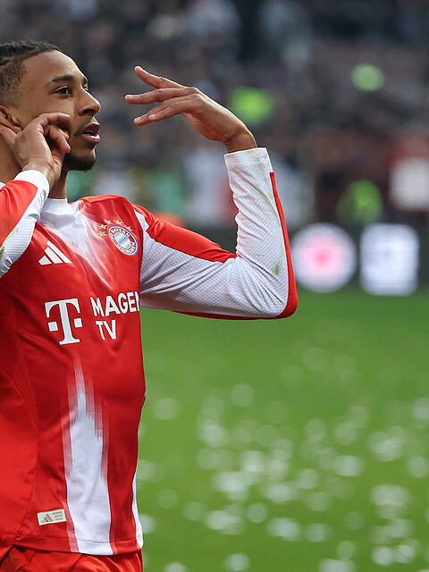 Bayerns Fl&uuml;gelspieler Michael Olise h&auml;lt sich nach seinem Treffer provokant die H&auml;nde an die Ohren &ndash; sein Jubel vor der Gegengerade bringt die St.-Pauli-Fans am Millerntor vollends auf die Palme.