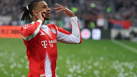 Bayerns Fl&uuml;gelspieler Michael Olise h&auml;lt sich nach seinem Treffer provokant die H&auml;nde an die Ohren &ndash; sein Jubel vor der Gegengerade bringt die St.-Pauli-Fans am Millerntor vollends auf die Palme.