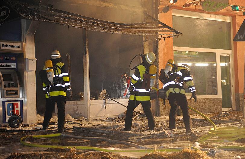 Feuer, Rauch, zerborstene Fenster - nach der Sprengung der Bombe hat die Feuerwehr viel zu tun: Umherfliegendes Stroh hatte Brände verursacht.