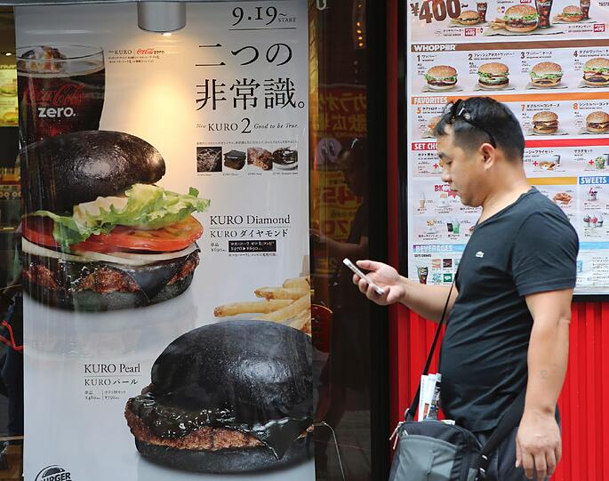 In Japan kommen bei Burger King seit neuestem schwarze Burger auf das Tablett.