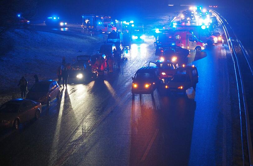 Autos stehen nach einer Karambolage auf der eisglatten Autobahn 46 bei Iserlohn