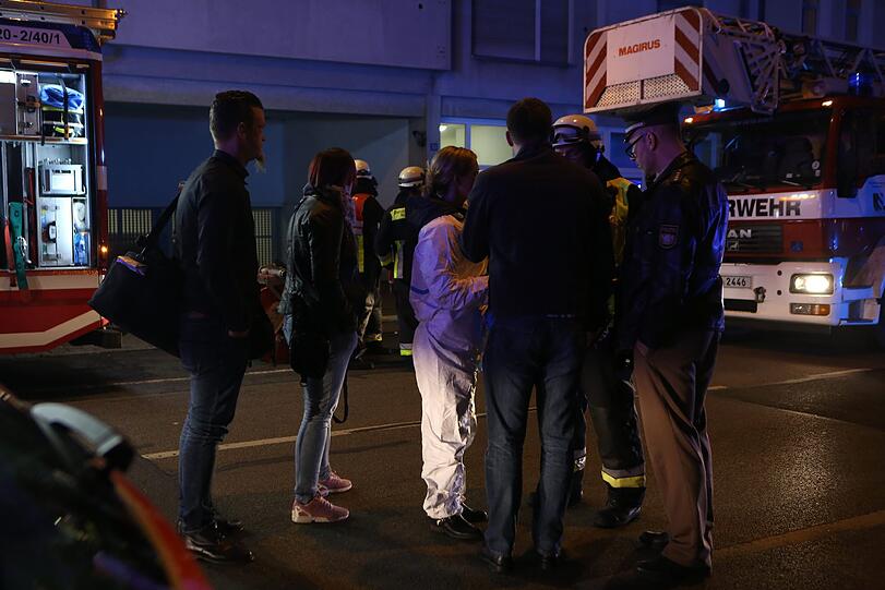 Die Feuerwehr fand in einem Bordell in Nürnberg eine tote Frau - die Bilder vom Einsatz.