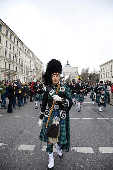 Irisches Brauchtum auf den Straßen München: Beim Umzug zum St. Patrick's Day sind Jung und Alt dabei - und gute Laune ist Pflicht.