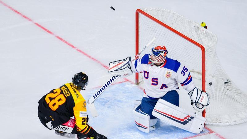 Frank Mauer (l) scheitert an US-Goalie Cory Schneider. Frank Mauer (l) scheitert an US-Goalie Cory Schneider.