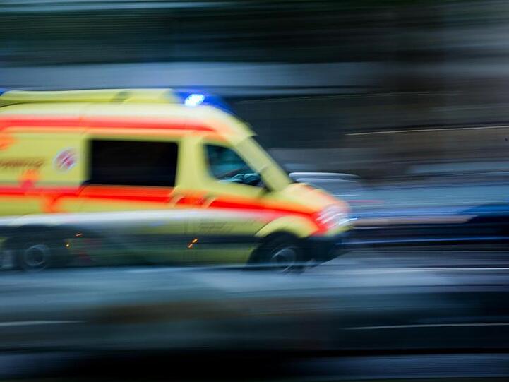 Ein Krankenwagen fährt über eine Straße. Foto: Arno Burgi/Archiv