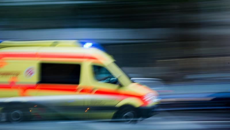 Ein Krankenwagen fährt über eine Straße. Foto: Arno Burgi/Archiv Ein Krankenwagen fährt über eine Straße. Foto: Arno Burgi/Archiv