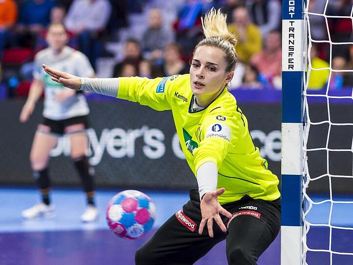 Die deutschen Handball-Frauen um Torhüterin Dinah Eckerle schieden bei der EM aus.