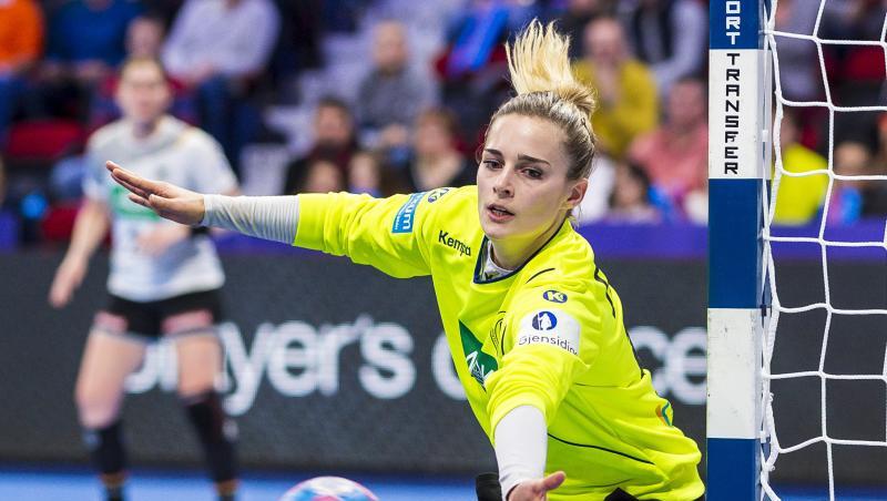 Die deutschen Handball-Frauen um Torhüterin Dinah Eckerle schieden bei der EM aus. Die deutschen Handball-Frauen um Torhüterin Dinah Eckerle schieden bei der EM aus.