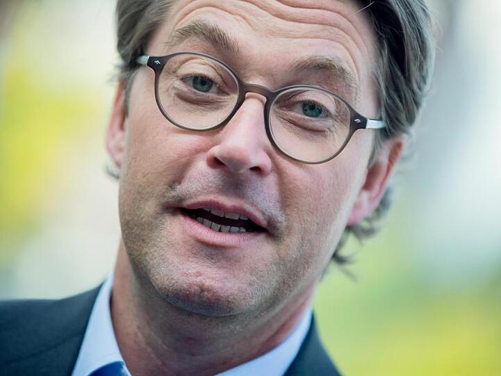 "Wir arbeiten an besseren Radwegen auch für Lastenräder sowie Fahrradparkhäusern an Bahnhöfen", sagt Scheuer.
