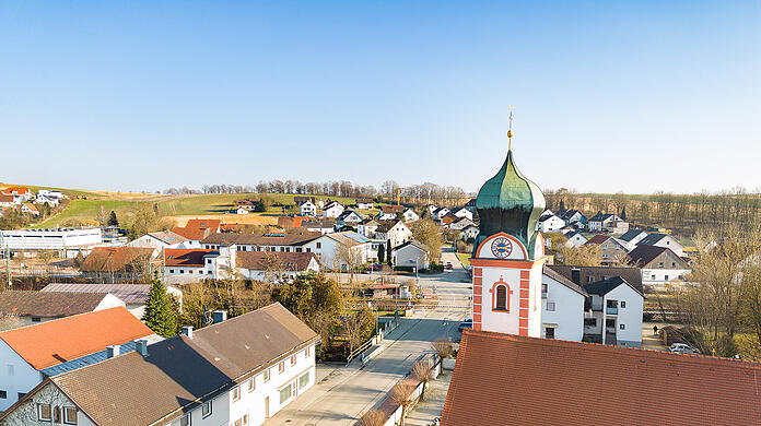 Ein Blick auf den Ort Langenbach im Landkreis Freising mit rund 4.200 Einwohnern.
