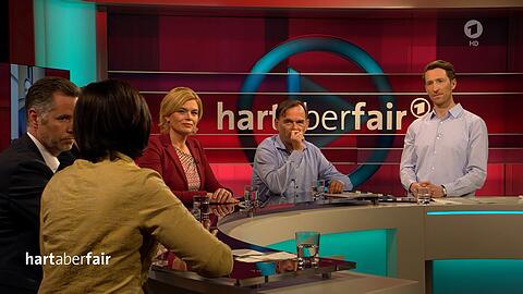 Moderator Louis Klamroth (rechts) hatte seine Mühe, die erhitzten Gemüter zu beruhigen.