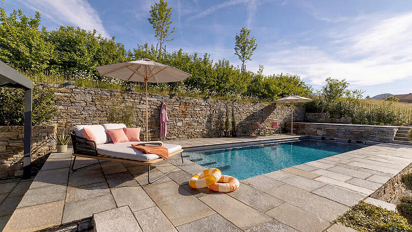 Es gibt einen Blick aufs Wasser, auch wenn es nicht der Chiemsee ist: der Outdoor-Pool.