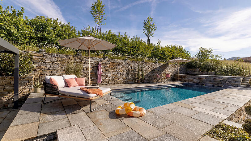 Es gibt einen Blick aufs Wasser, auch wenn es nicht der Chiemsee ist: der Outdoor-Pool.