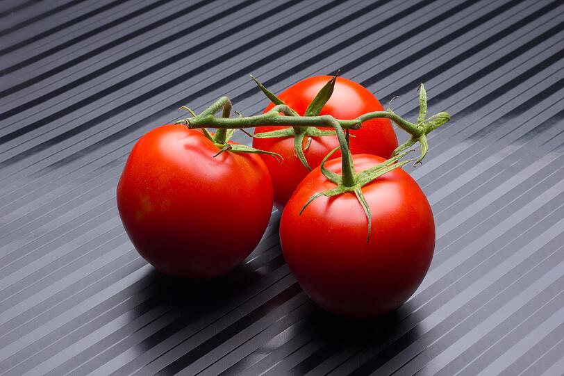 Auch Kartoffeln und Tomaten geh&ouml;ren zu den Nachtschattengew&auml;chsen. Nat&uuml;rlich w&uuml;rde kaum jemand auf die Idee kommen, Kartoffeln roh zu verzehren. Tomaten werden dagegen sehr oft als Rohkost gegessen - das ist auch v&ouml;llig in Ordnung, solange die Tomaten reif sind.