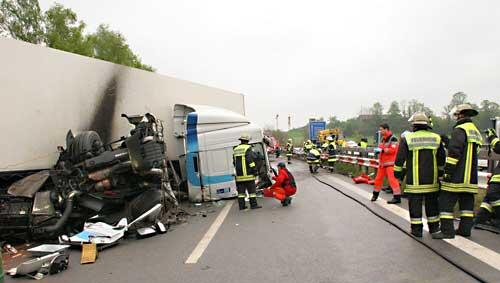 Die Einsatzkräfte am Unfallort Die Einsatzkräfte am Unfallort