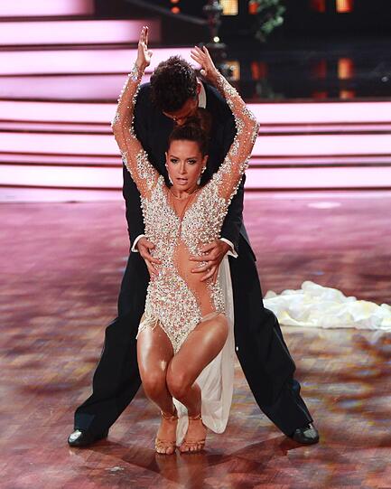 Die Promis bei Let's Dance geben Gas, zeigen immer mehr nackte Haut, immer gewagtere Outfits - sehen Sie hier die heißen Bilder...