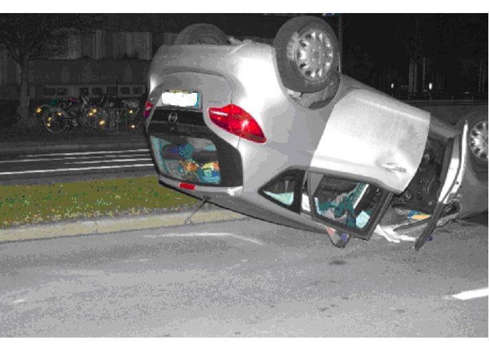 Bei roter Ampel über die Kreuzung: Der Pkw der Frau liegt auf dem Dach