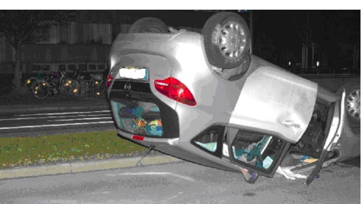 Bei roter Ampel über die Kreuzung: Der Pkw der Frau liegt auf dem Dach Bei roter Ampel über die Kreuzung: Der Pkw der Frau liegt auf dem Dach