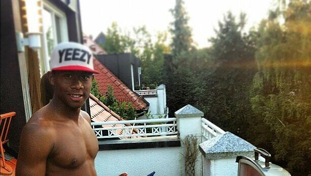 Der Internet Alaba: David Alaba zeigt auf der kostenlosen Handy-Foto-App „Instagram“ unter dem Pseudonym „da_27“ gern und oft private Fotos. Hier im August 2012 beim Grillen. Der Internet Alaba: David Alaba zeigt auf der kostenlosen Handy-Foto-App „Instagram“ unter dem Pseudonym „da_27“ gern und oft private Fotos. Hier im August 2012 beim Grillen.