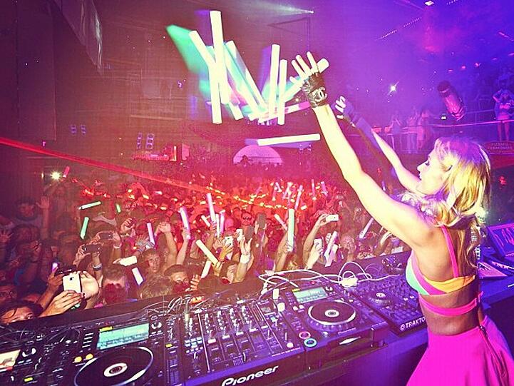 Paris Hilton legt auf Ibiza auf