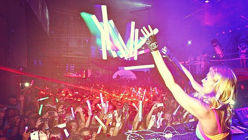 Paris Hilton legt auf Ibiza auf Paris Hilton legt auf Ibiza auf
