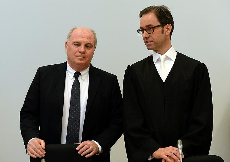 Uli Hoeneß im gespräch mit seinem Anwalt Markus Gotzens.